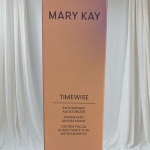Mary Kay Timewise Antioxidant Moisturizer in Pink and White